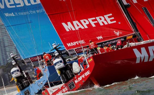 El 'Mapfre' manda en el cruce del mítico estrecho de Bass