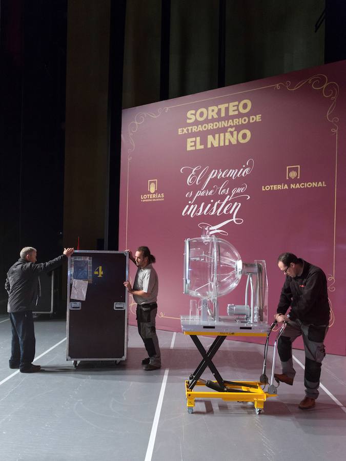 Instalación de los bombos que se utilizarán en el Sorteo de El Niño en Ávila