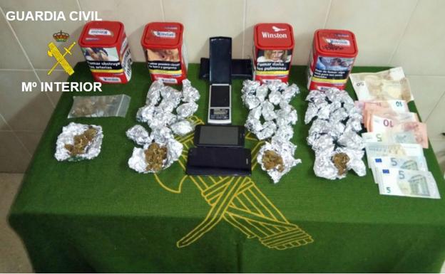 Detenidos tres jóvenes por un delito de tráfico de drogas