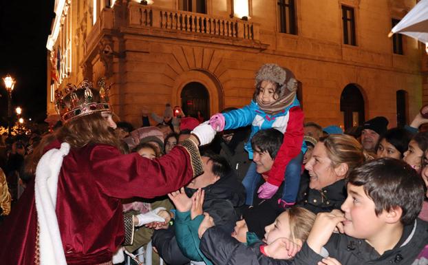 La magia de Oriente aleja la lluvia en la noche de los deseos