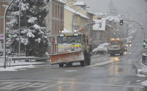 La nieve obliga a usar cadenas en varias carreteras y cierra la A-1 y Navacerrada a los camiones