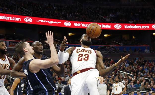 LeBron James se acerca al triple-doble en el triunfo sobre los Magic