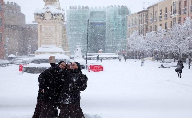 Una decena de vías cortadas en Ávila por la nieve