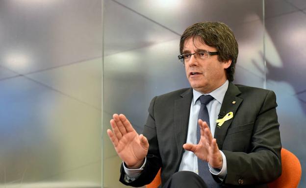 Puigdemont plantea una investidura telemática y regresar después a España