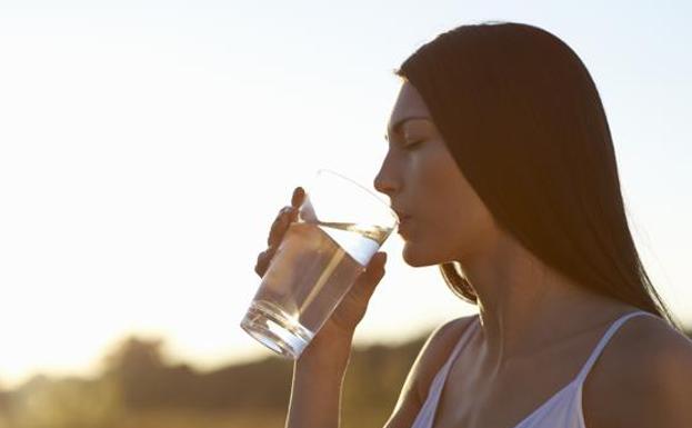 Beber agua sin tratar, la última moda