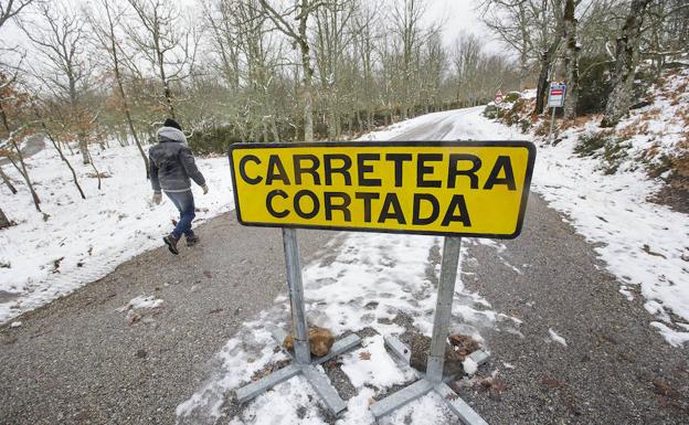 La nieve mantiene cortadas siete carreteras y obliga al uso de cadenas en otras doce en la comunidad