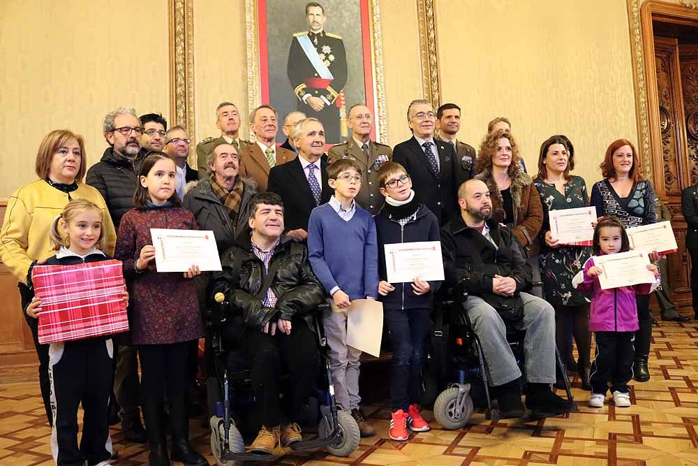 Acto de entrega de los donativos del Belén de Transmisiones