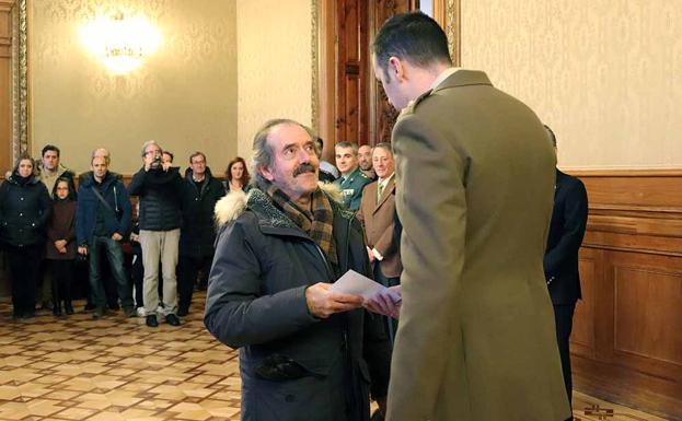 El Regimiento de Transmisiones entrega el dinero recaudado con el Belén