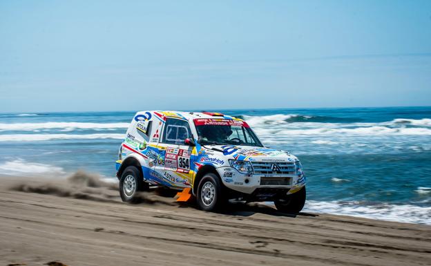 Cristina Gutiérrez acumula horas de conducción sin descanso, desafiando al Dakar más duro