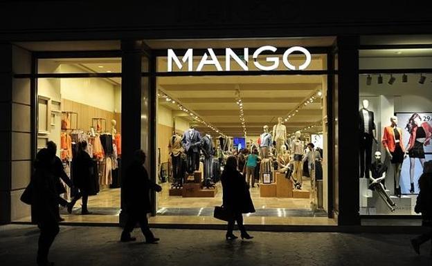 Mango triunfa con su sudadera feminista