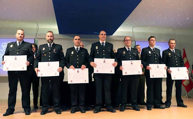 Homenaje a los agentes más veteranos en el 194 aniversario de la Policía Nacional