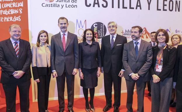 Los Reyes se interesan en Fitur por el VIII Centenario de la Usal y el Año Jubilar