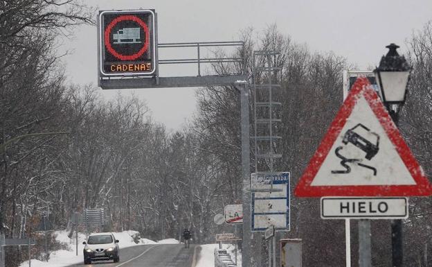 Cortada una carretera de Castilla y León por nieve, cadenas en otras dos y niebla en seis tramos