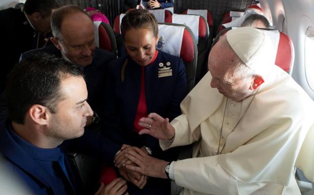 El Papa casa a dos miembros de la tripulación a bordo del avión papal