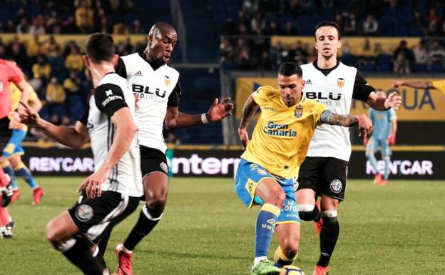 Las Palmas resucita a costa del Valencia