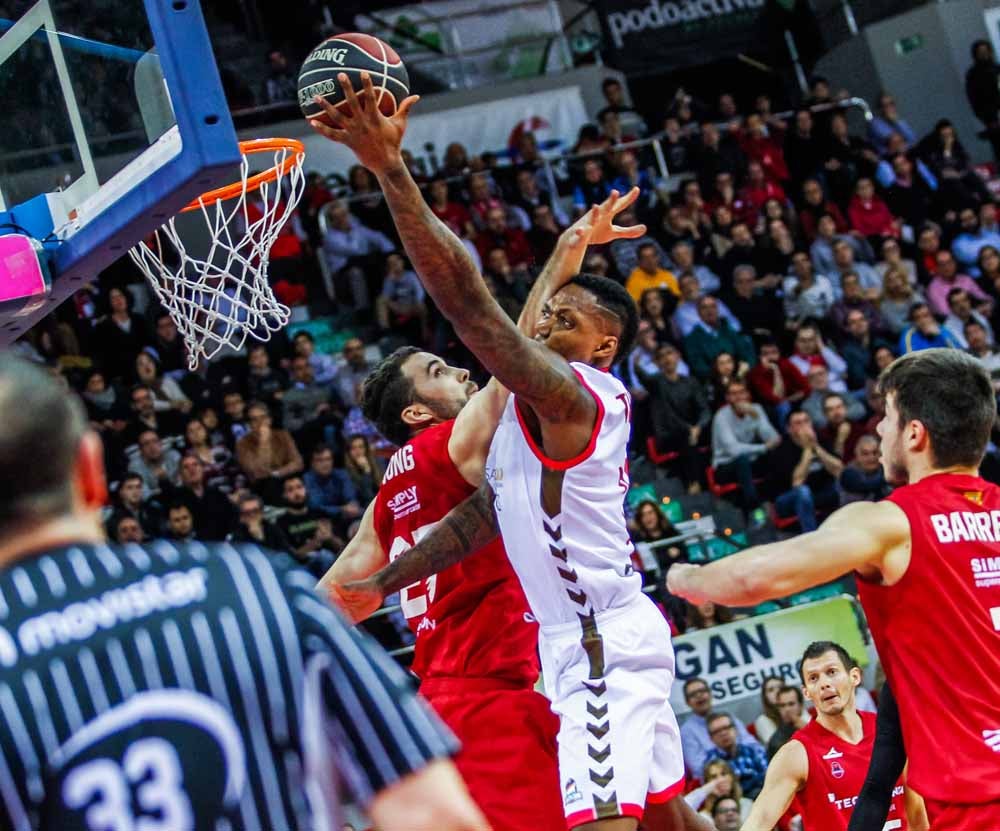 73-79. El San Pablo Burgos corona su primera vuelta en Zaragoza