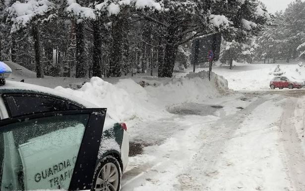 Complicado rescate de 150 personas atrapadas por la nieve en Navafría