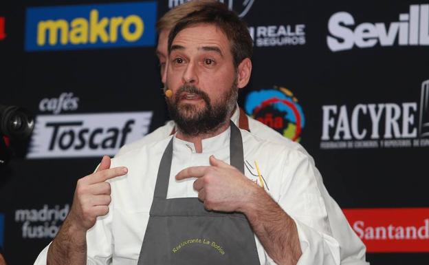 El chef de La Botica de Matapozuelos revisa los platos de cuchara en Reale Seguros Madrid Fusión