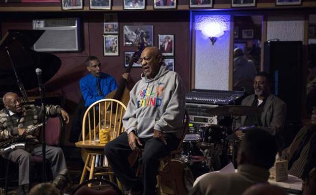 Bill Cosby se vuelve a subir a un escenario