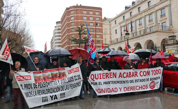 La lluvia no frena a los jubilados indignados