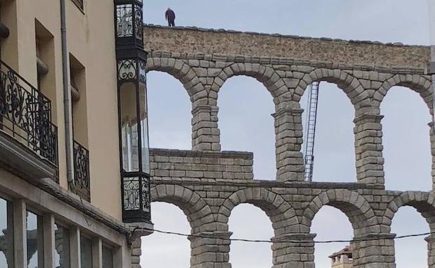 Un hombre en lo alto del Acueducto pone en jaque a bomberos y policías