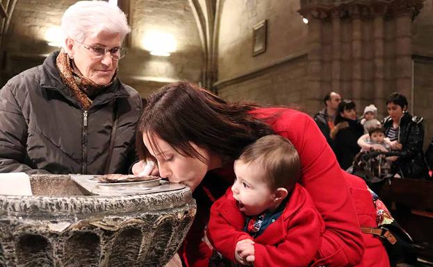 La luz de las Candelas bendice a medio centenar de niños