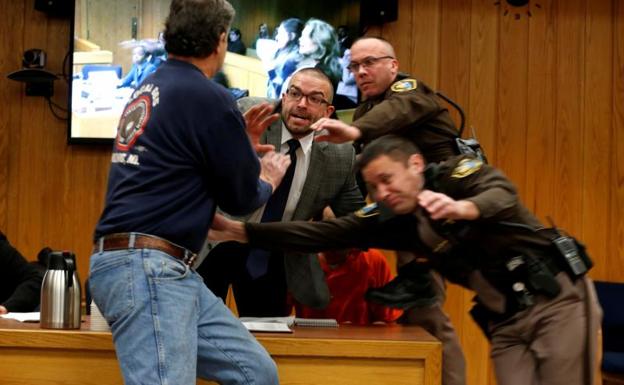 El padre de tres víctimas de Nassar intenta agredirle en el juicio