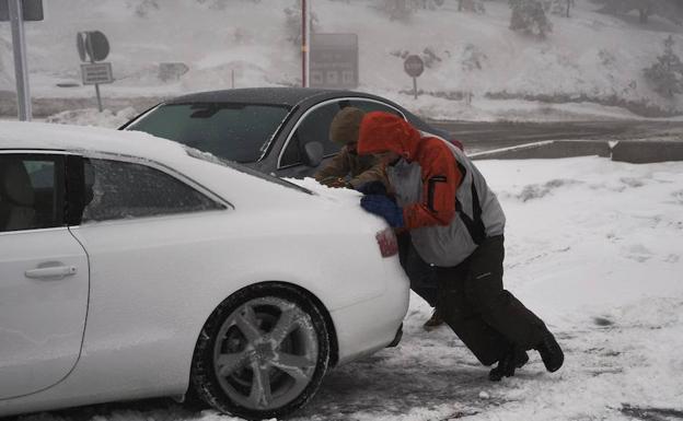 La nieve en la calzada afecta a una ruta escolar que transportaba a 25 alumnos a La Granja