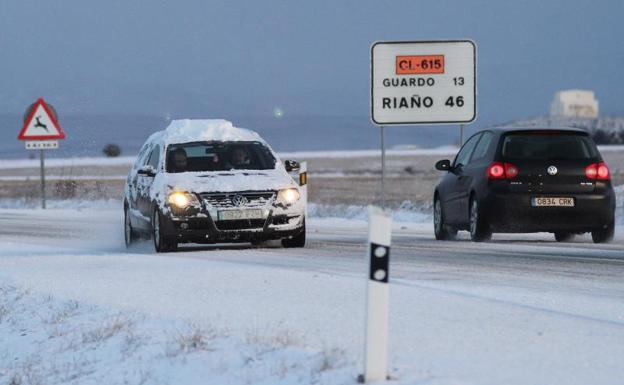 La nieve complica el paso a Cantabria y cierra once puertos de la red secundaria de Castilla y León