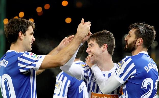 La Real olvida a Iñigo Martínez con una goleada al Deportivo