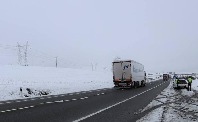 La nieve obliga a restringir la circulación de camiones en la A-1, entre Villalmanzo y Aranda