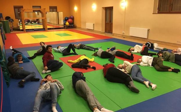 El cierre de la A-67 obliga a 18 escolares de Palencia a dormir en un colegio de Cantabria