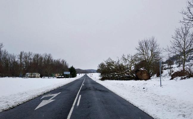 La nieve remite pero continúan los problemas en carreteras