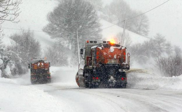 La nieve deja más 4.400 alumnos sin clase y afecta a carreteras y trenes en la comunidad