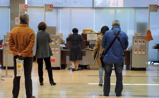 La banca tapa con comisiones el agujero de su negocio financiero