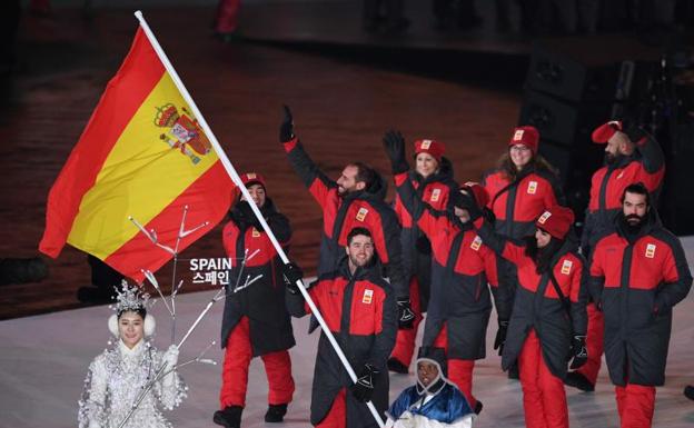 España, de rojo y gris encabezada por Lucas Eguibar