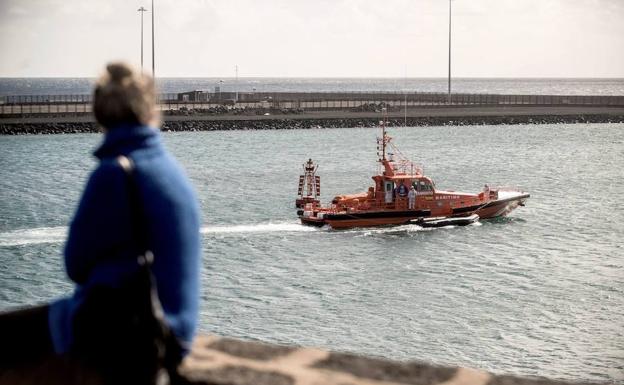 Detenidos dos españoles que tripulaban una patera en el Estrecho