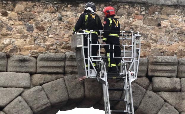 Los bomberos inspeccionan el Acueducto al desprenderse una pequeña piedra