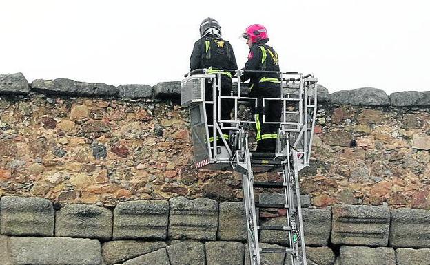 Los técnicos revisarán el muro superior del Acueducto tras la caída de una piedra de mortero