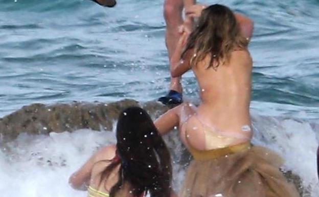 Una ola inesperada acaba con Kate Upton en el mar