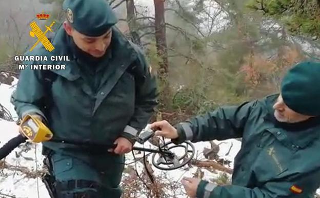 El Seprona recupera un GPS del 'Proyecto Monachus' que se había desprendido de un buitre negro