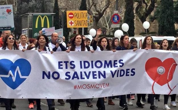 Multitudinaria manifestación en Palma contra la exigencia del catalán en Sanidad