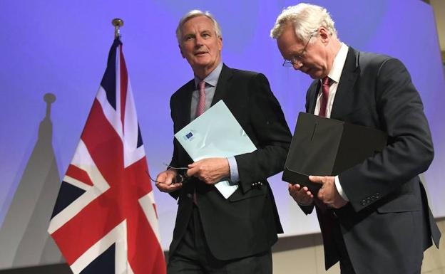 May quiere una transición hacia el 'brexit' más larga que la de Barnier