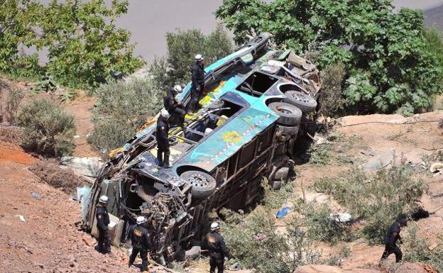 Al menos 44 muertos tras la caída de autobús a un abismo en Perú