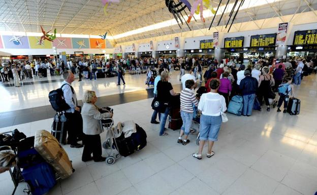 Detenidos en Canarias tres turistas británicos por acosar a una pareja homosexual en su vuelo