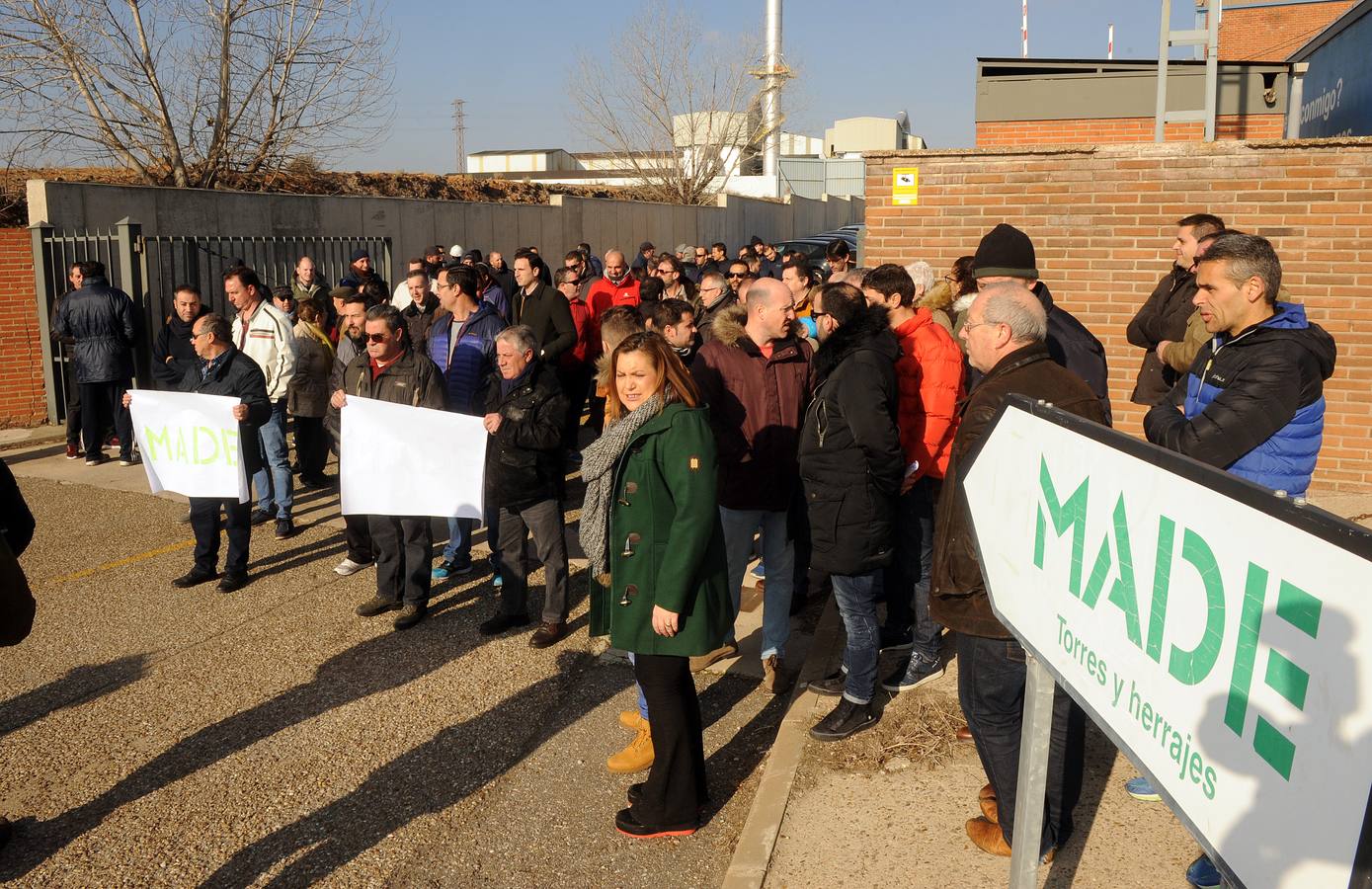 Concentración de trabajadores a las puertas de Isowat Made