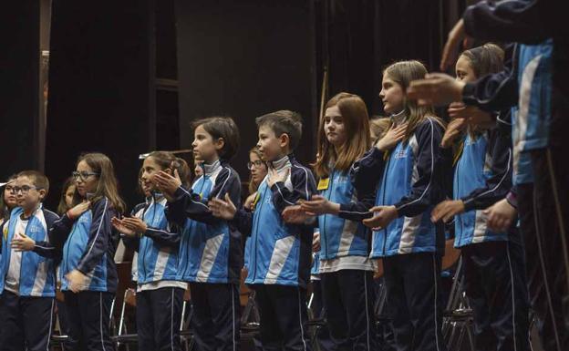 El nacimiento del universo, en una cantata de mil alumnos