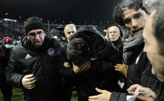 Suspendido el PAOK-Olympiacos tras ser herido el técnico español Óscar García