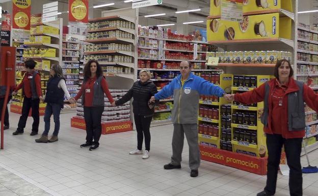 Los trabajadores de Alcampo forman una cadena humana a favor de la investigación de las enfermedades raras