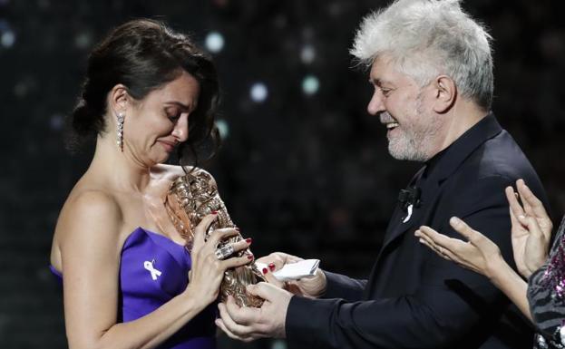 Penélope Cruz recibe el César de Honor del cine francés de manos de Almodóvar